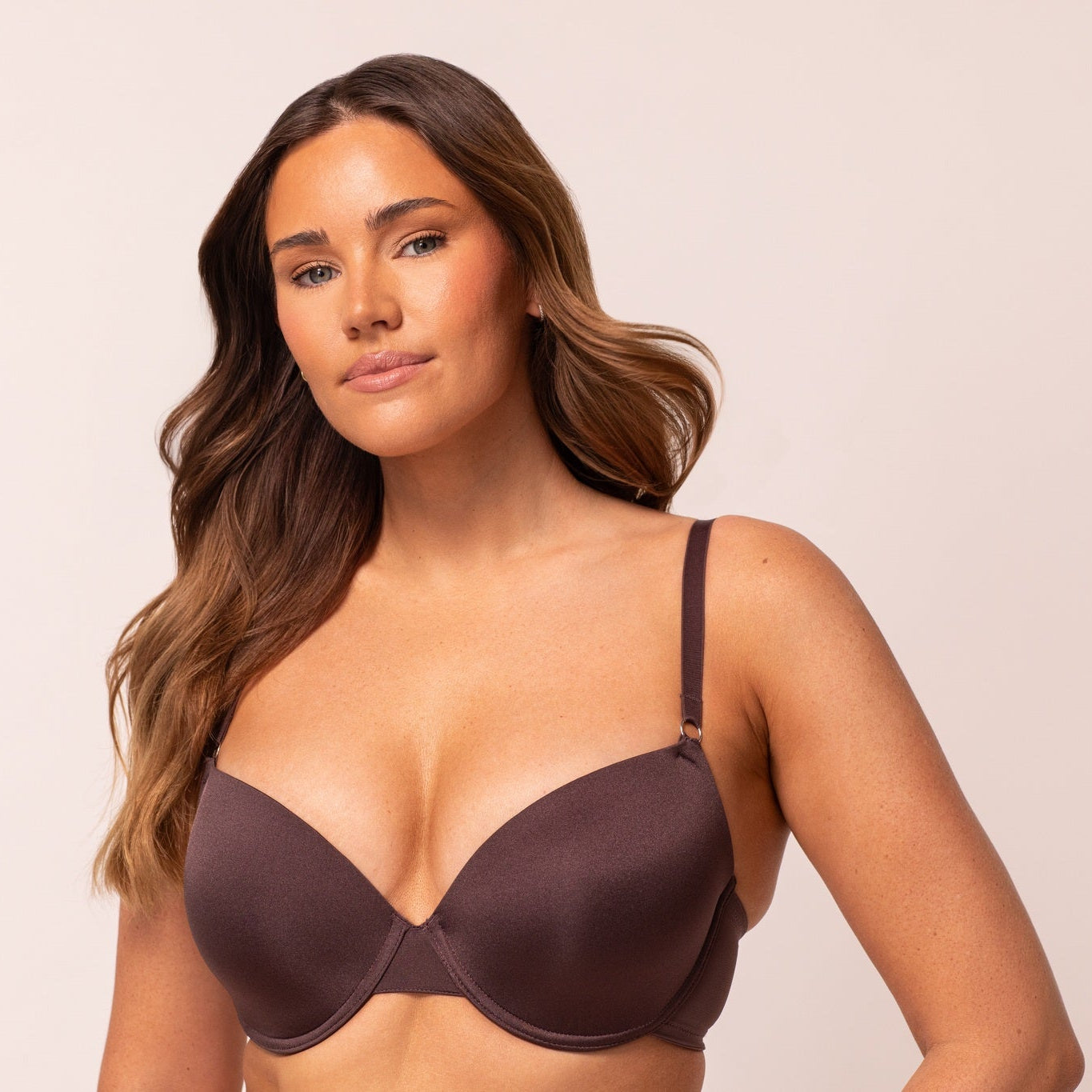Model with a natural-looking glow after using Face Glow Hydrating Tanning Mist