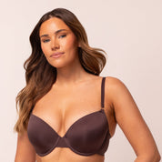 Model with a natural-looking glow after using Face Glow Hydrating Tanning Mist
